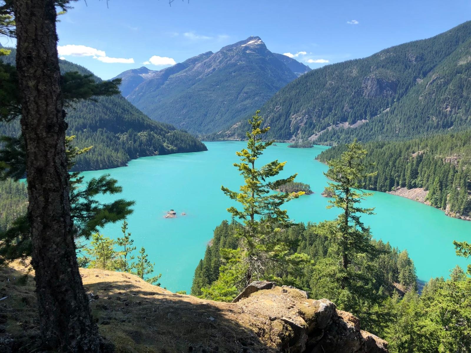 Lago Diablo, com água turquesa e montanhas, no estado de Washington